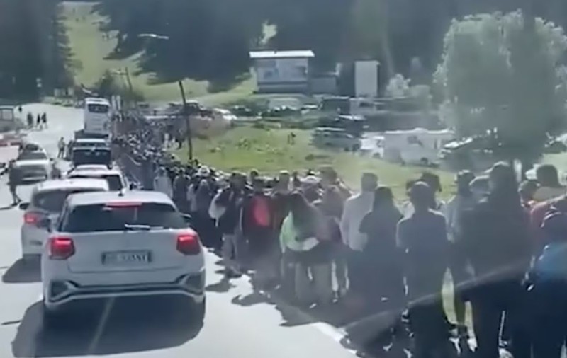Sute de turiști au stat la coadă ore în șir pentru a-și face un selfie cu peisajul din Munții Dolomiți: „Un record de vizitatori” | VIDEO