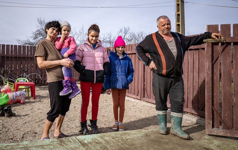 REPORTAJ | Micile prințese din hambar, după aproape un an: familia Mocanu a primit o casă de la voluntari, dar încă nu are curent