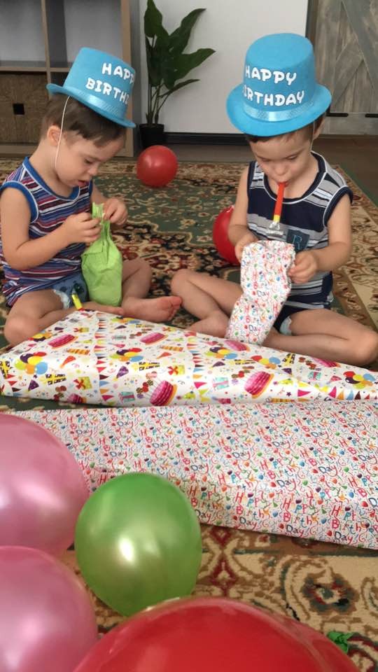 Gemenii Cristinei Bălan au împlinit 4 ani. Imagine emoționantă cu Toma și Matei de ziua lor. “Au desfăcut cadourile”