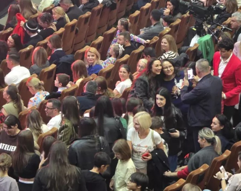 Ce s-a întâmplat cu Andra la concertul lui Smiley de la Sala Palatului, până când luminile s-au stins. Înconjurată de zeci de oameni