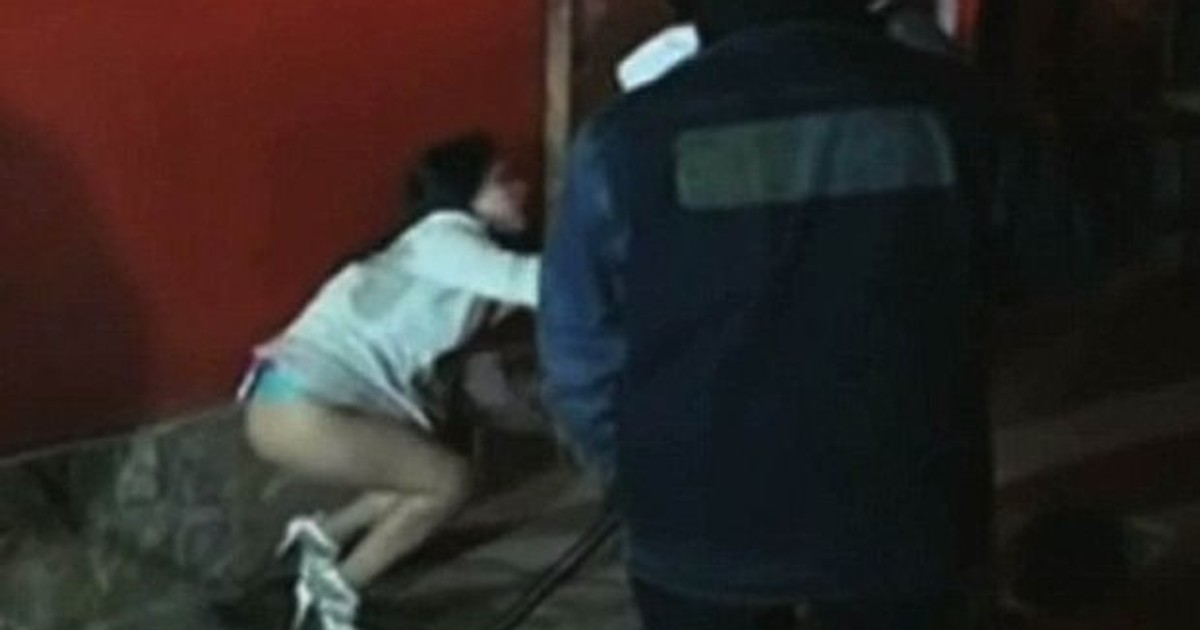 Afacere de familie cu ”fetițe” la trotuar. Mama, tatăl și fiul împărțeau frățește banii cu prostituatele pe care le găzduiau