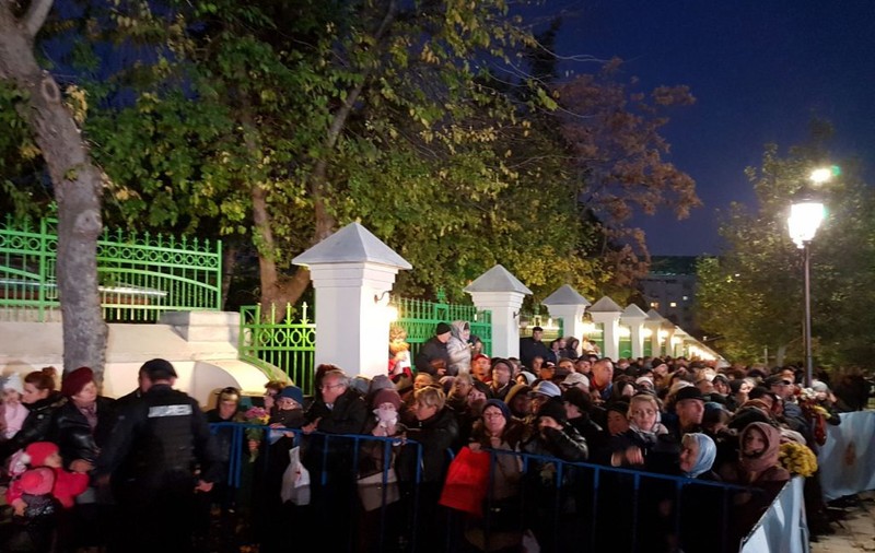 Aproape 30.000 de oameni s-au închinat la moaștele sfinților de la Patriarhie. Alte câteva mii așteaptă la o coadă de cinci kilometri