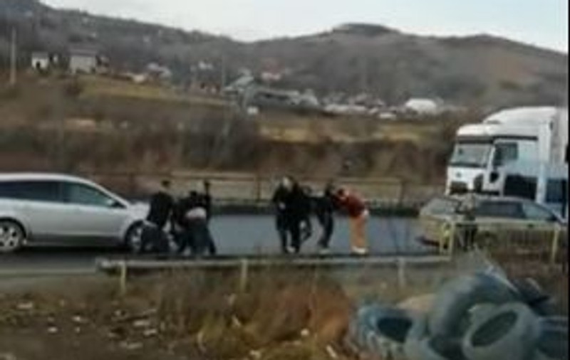 Bătaie în trafic pe Valea Prahovei, după ce un șofer a depășit coloana de mașini prin dreapta