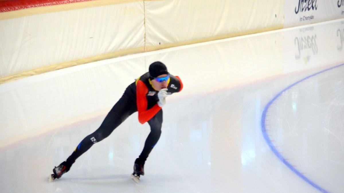 Un patinator pe gheată, patineaza in competitie. Tudor Debu campion la patinaj viteza