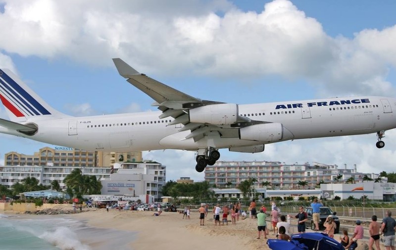 VIDEO | Unul dintre cele mai faimoase aeroporturi din lume, distrus de uraganul Irma