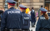 Trei polițiști care patrulează pe stradă