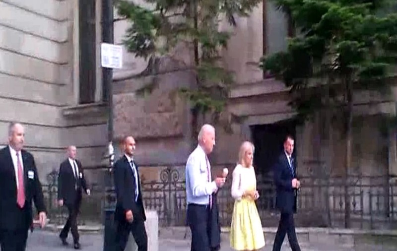 Joe Biden, la PLIMBARE prin CENTRUL VECHI cu SOŢIA. A cumpărat îngheţată la cornet