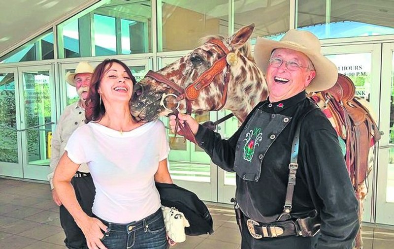 Un cal evaluat la 20.000 $, vedetă la gala «Hall of Fame» a cowboy-lor din America, a îndrăgit-o pe Nadia Comăneci din prima clipă