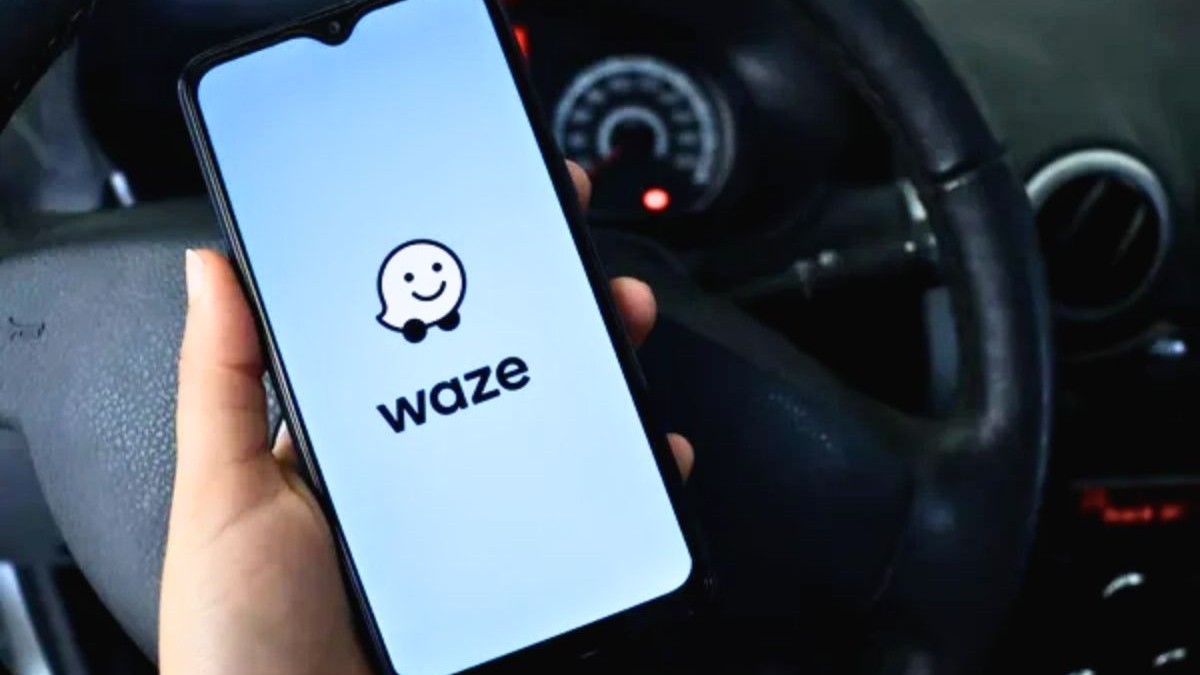 Aplicatia albastra waze pe telefoin mobil in timp ce soferul este la volan