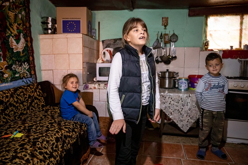 Roxana şi Mihai o ascultă pe Ioana cântând