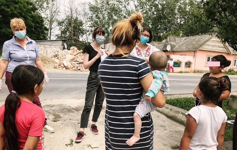 REPORTAJ. O asociație din București împarte absorbante femeilor din cartiere sărace și încearcă să șteargă tabuurile legate de menstruație