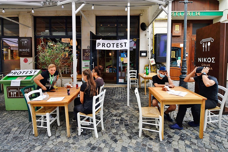 Angajații unei terase din Centrul Vechi din Capitală participă la un protest organizat de patronatele din HoReCa. Foto Hepta