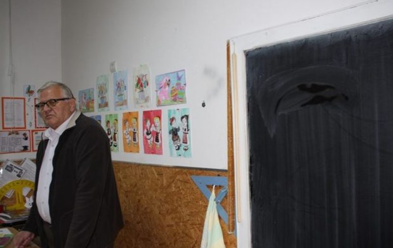 Dosar penal pe numele învățătorului care a lovit cu bățul și a umilit o fetiță de 11 ani