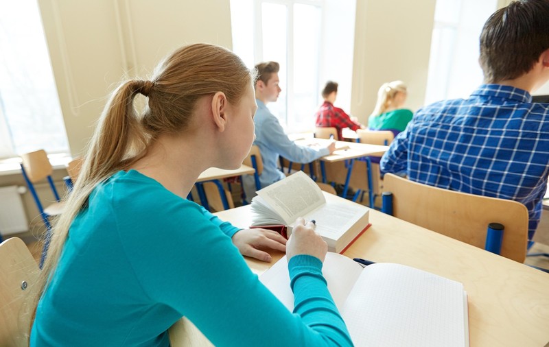 O fată de 15 ani a leșinat în timpul orei de biologie, la un liceu din Botoșani. Panicată, profesoara a sunat la 112. Ce au descoperit medicii