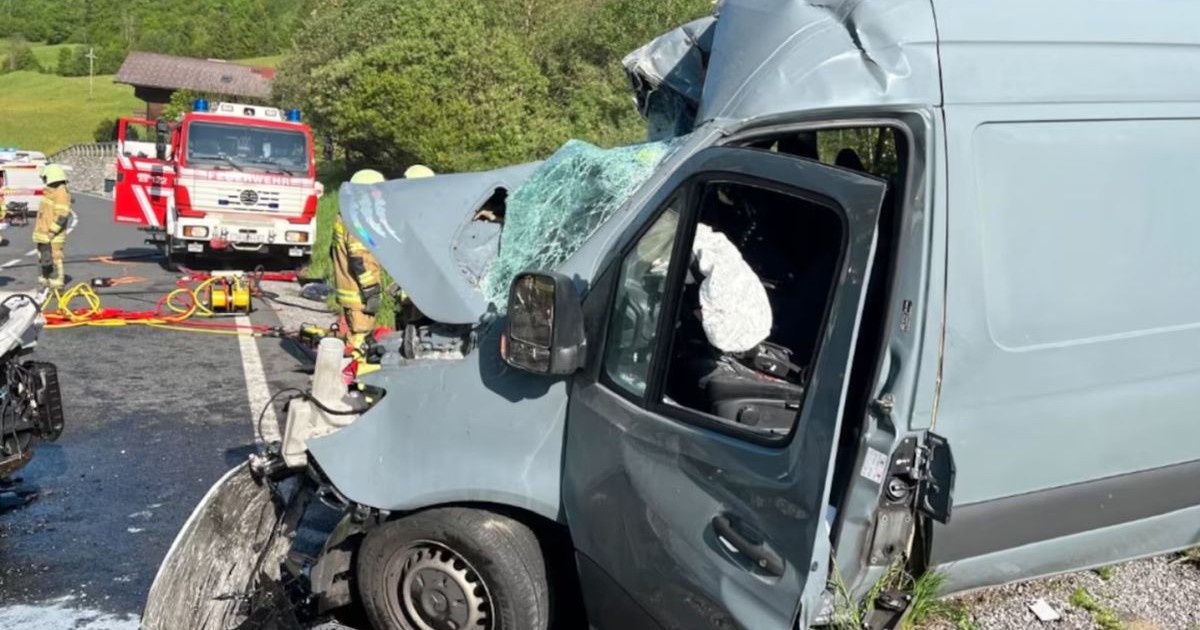 O camionetă gri lovită în urrma unui accident rutier, are geamul spart, iar la fața locului au ajuns pompierii și ambulanța, Austria, 11 mai 2024