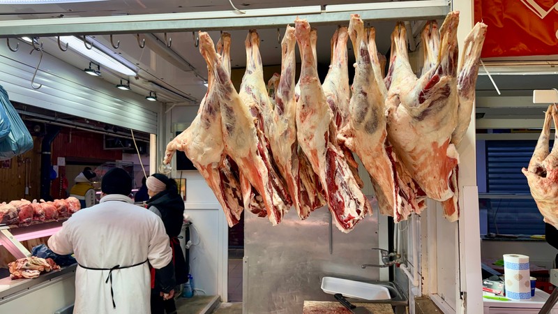 Am mers în Obor să vedem cât costă kilogramul de carne de miel pentru Paște 2026. Foto: Libertatea