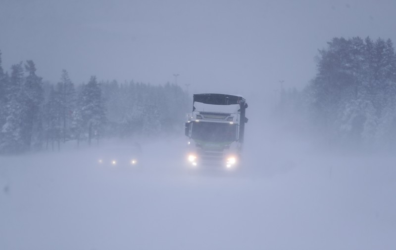 Vreme extremă în Europa. Sute de zboruri anulate, trenuri oprite și trafic rutier paralizat din cauza ninsorilor și a gerului