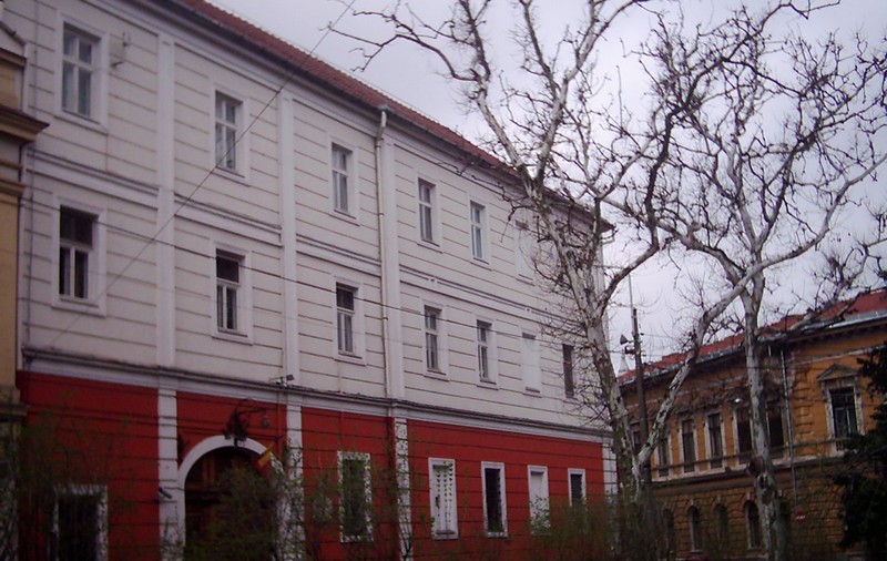 Un agent de la Penitenciarul Oradea a fost găsit mort în piscina unui hotel. Bărbatul participa la o petrecere împreună cu alți colegi