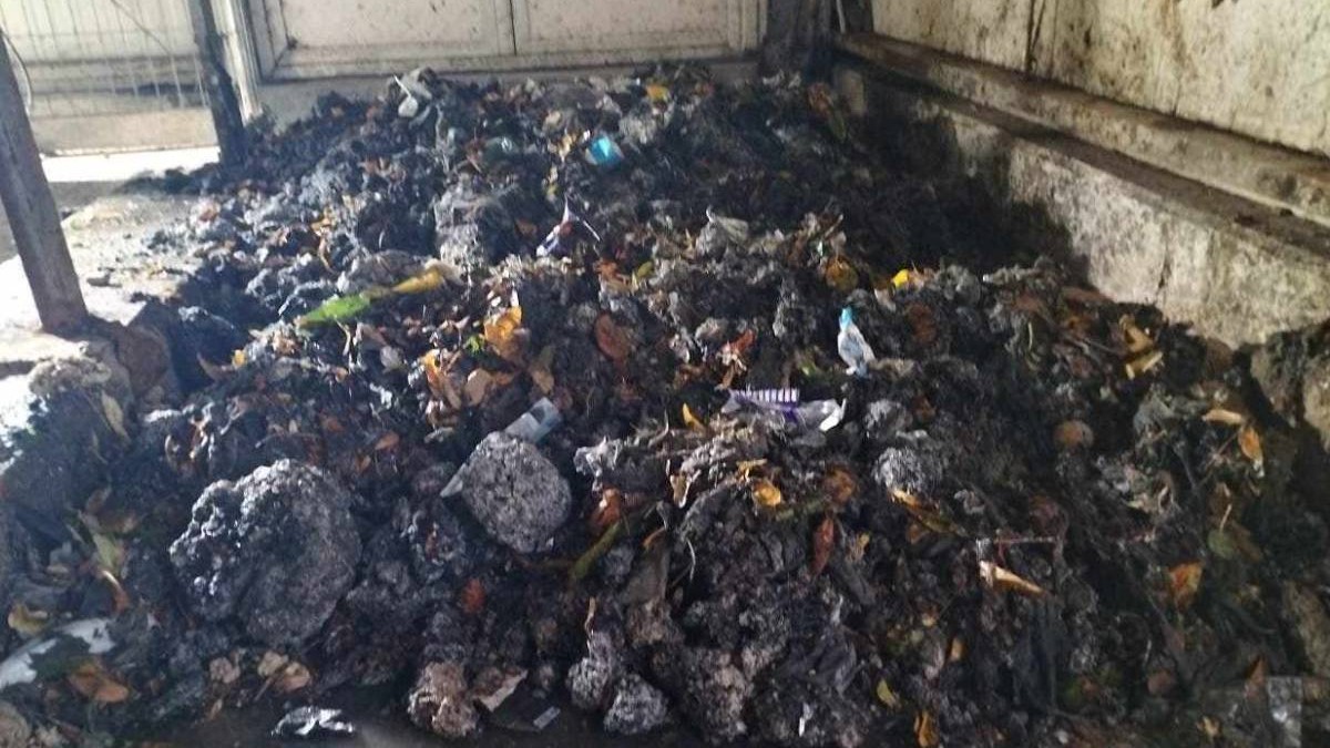 O gramadă de gunoaie, pământ și frunze care au fost scoase din sistemul de canalizare din Galați.
