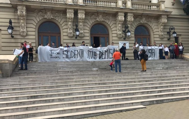 Protest pe scările Universității Al. I Cuza din Iași. Studenții îi cer demisia lui Tudorel Toader
