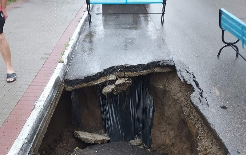 O stradă din centrul orașului Negrești s-a surpat sub roțile unei mașini. Șoferița care era să cadă în groapa de doi metri: „Sperietura mea depășește orice pagubă”