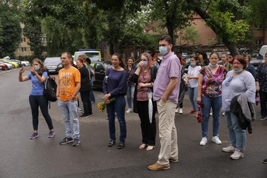 Părinții i-au așteptat emoționați pe copii
