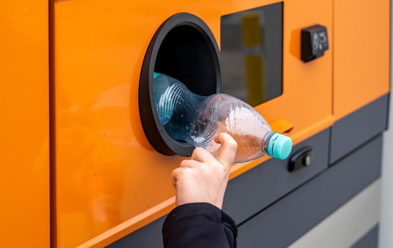 Un bărbat a introdus sticle și doze timp de 8 ore în automatul de reciclare: câți bani a primit pentru aproape 8.000 de ambalaje returnate, într-un supermarket din Polonia