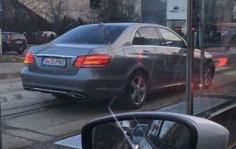 Primarul din Timișoara, surprins când depășea coloana de mașini, pe linia de tramvai. „Eu pot să circul în regim de urgență”