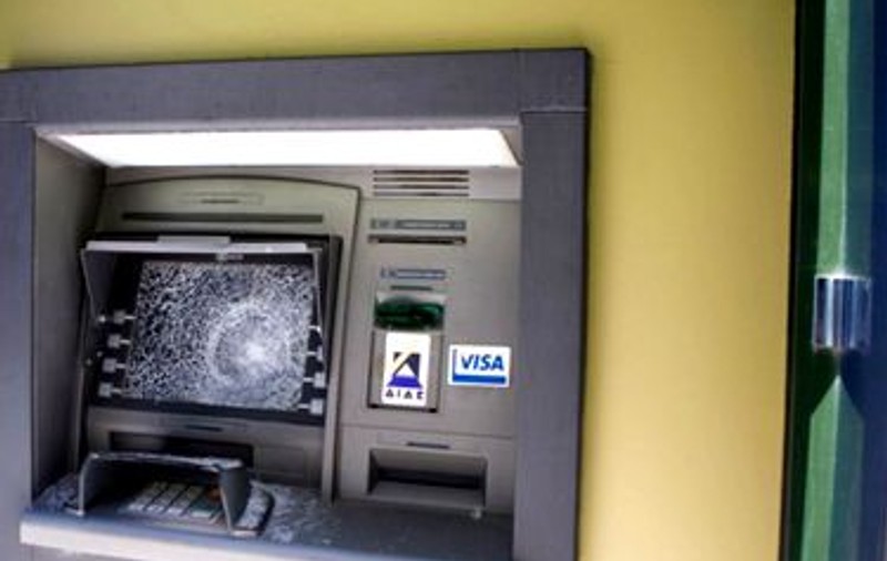 Un bancomat din Gorj a fost detonat cu o bombă artizanală. Hoţii au reuşit să fugă cu banii