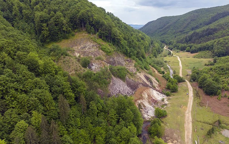 Cariera uitată din Budureasa, unde se găsește „cel mai mare zăcământ de brucit din Europa”. România, pe cale să devină singurul producător de magneziu din UE
