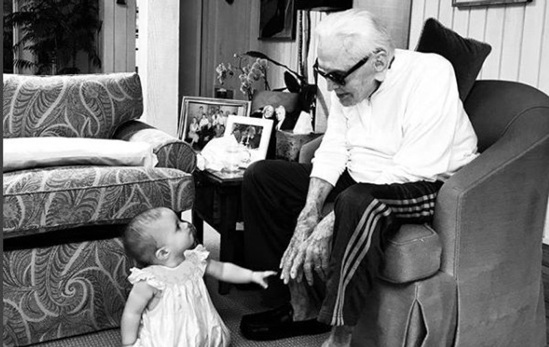 FOTO | Imagine emoționantă cu Kirk Douglas, la 101 ani, cu strănepoata lui