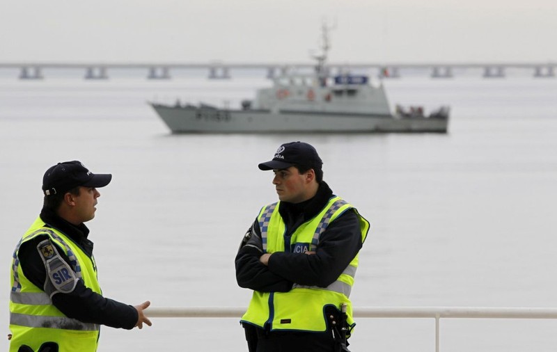O navă a Gărzii Naționale din Portugalia a fost atacată de traficanții de droguri: un ofițer a murit, alți trei au fost răniți