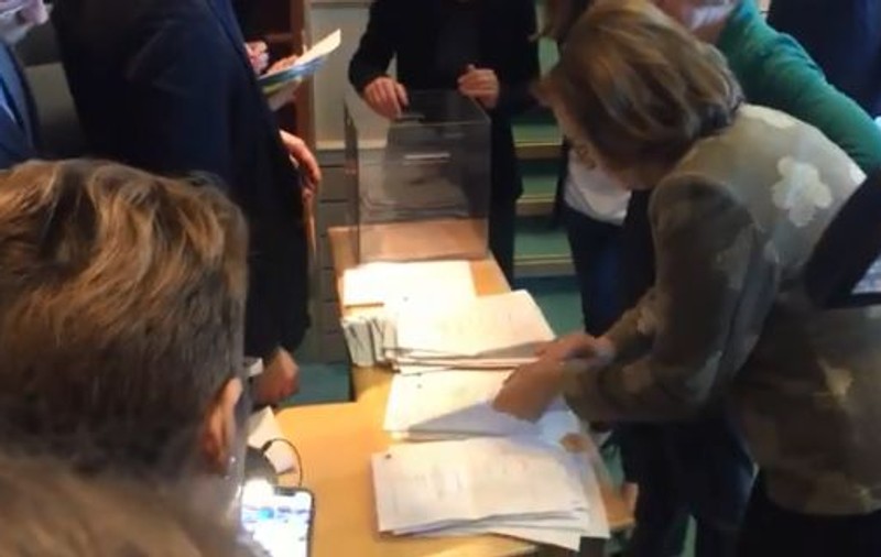 VIDEO | Maria Grapini, oprită de o colegă din PE din număratul voturilor pentru Kovesi
