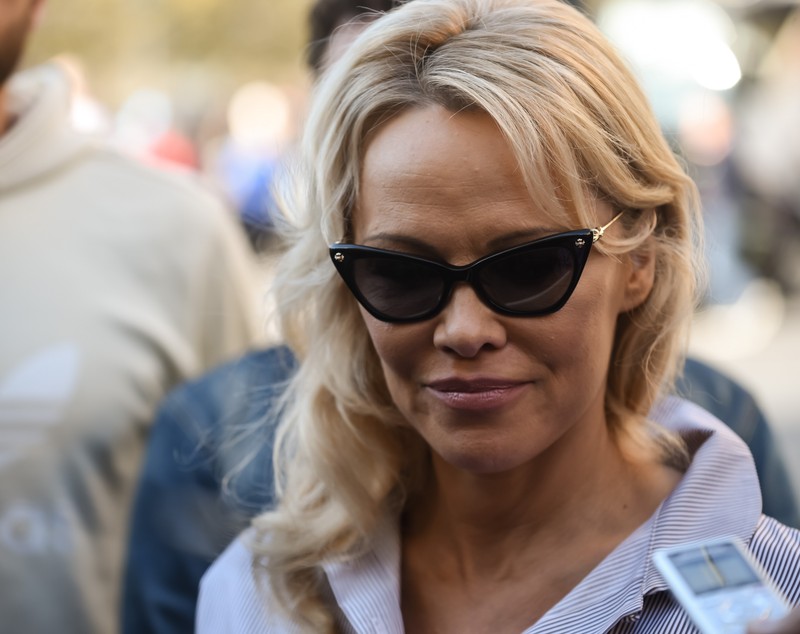 Pamela Anderson a fost închisă într-o cușcă, la Paris. Ce gest a făcut fosta starletă Playboy / FOTO&VIDEO