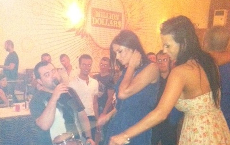 Adina Barbu şi Raluca Dumitru s-au distrat pe manele