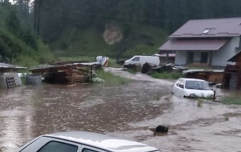 Viituri în județul Suceava. DN 18 a fost blocat, iar viețile mai multor oameni au fost puse în pericol. 6 persoane, salvate din calea apelor