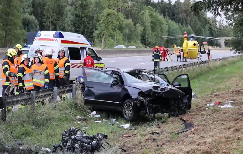 Un șofer român de 18 ani e pe moarte, după ce o roată desprinsă de la alt vehicul a zburat și i-a căzut pe mașină, pe o autostradă din Austria