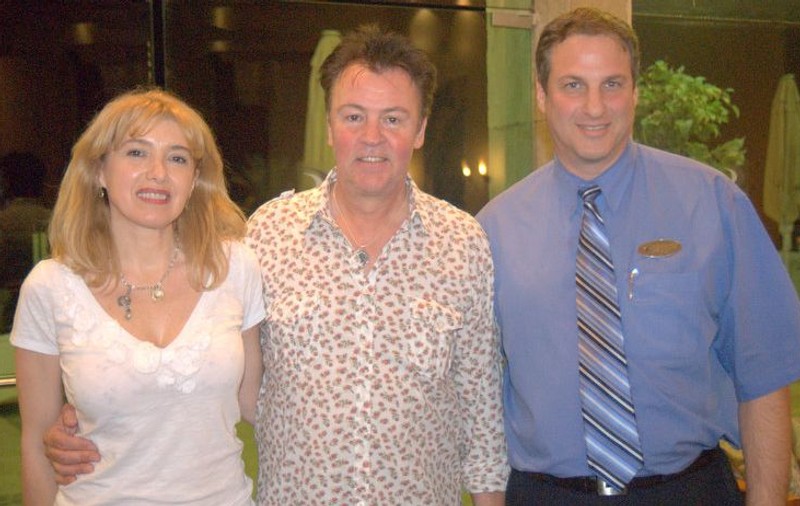 Cântăreţul Paul Young poartă accesorii ca Botezatu