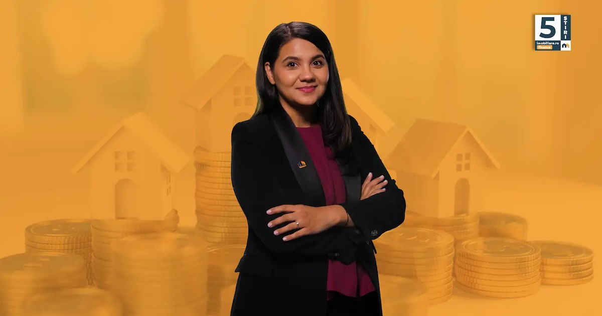 Tatiana Niculae, gazda rubricii 5 știri Imobiliare.ro - Finance, îmbrăcată cu o rochie mov și un sacou negru, pe un fundal galben