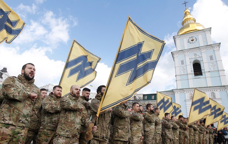 Cine sunt luptătorii cu viziuni neonaziste din batalionul Azov. SUA au vrut să-i declare „organizație teroristă”, Rusia îi folosește ca pretext pentru război