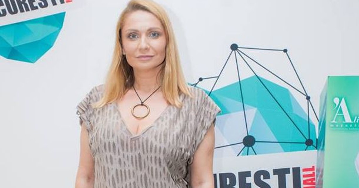 Cristina Cioran, criticată după ce a pozat în lenjerie. "De ce neapărat să te pozezi cu telefonul în această manieră..."