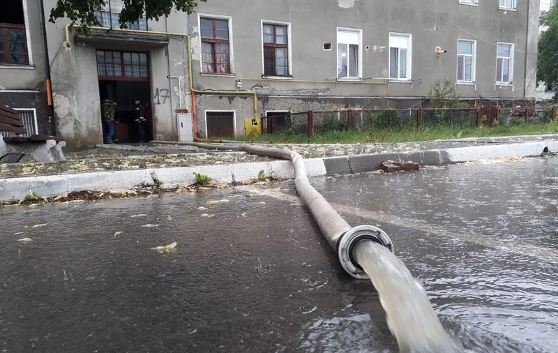 Unsprezece apartamente ale unui bloc din Bod, judeţul Braşov, au fost inundate/ VIDEO&GALERIE FOTO