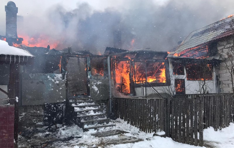Cinci case din Covasna s-au făcut scrum, în urma unui incendiu puternic. Alte trei locuințe afectate de flăcări