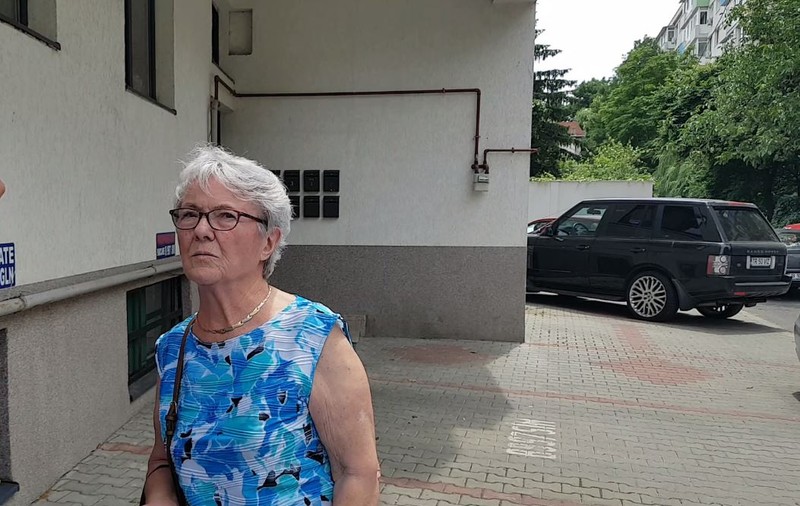 EXCLUSIV/Ce spune vecina Olga despre bătrână înjunghiată de nepot: „Da, mă doare sufletul. Da, e un gol. Nu ştiu, parcă tot o aştept să o întâlnesc”