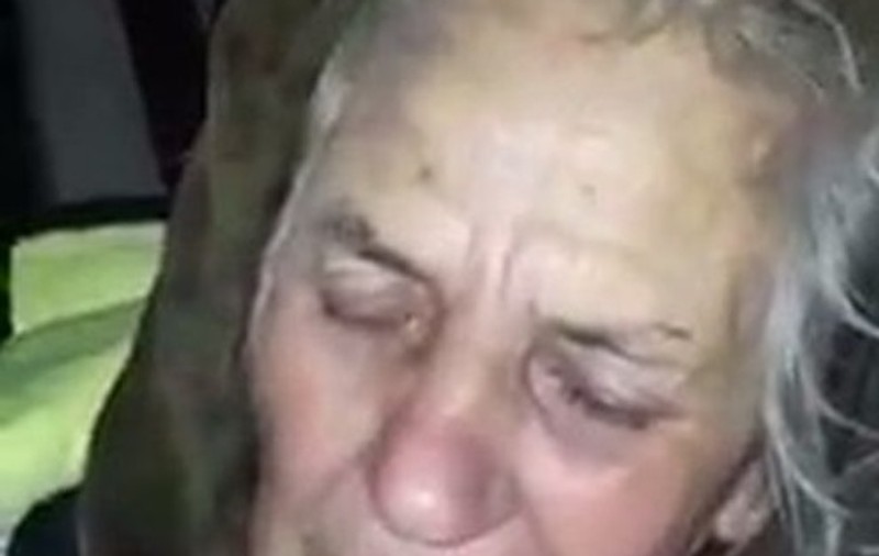O bătrână de 87 de ani din Vrancea, aproape înghetată, a fost salvată în ultimul moment. Femeia era îmbrăcată subțire și desculță