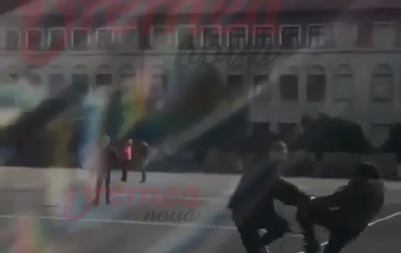 VIDEO | Două eleve s-au bătut în curtea unui liceu din Bârlad. Ce a spus directorul