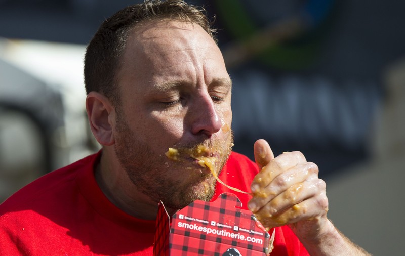 A fost doborât recordul mondial de mâncat hotdogi. „Legenda cârnaților” a înghițit 83 de crenvurști în 10 minute