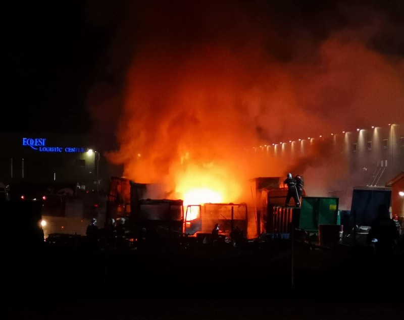Incendiu în parcarea unui depozit de pe A1, la ieșirea spre Ciorogârla (FOTO & VIDEO)