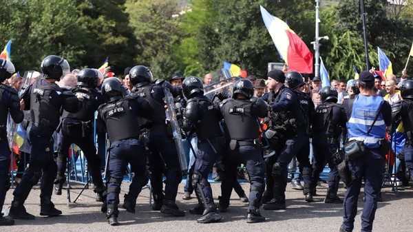Val de rețineri după violențele de la protestul oierilor, poliția a descins în București și 15 județe. Sursă foto: Dumitru Angelescu.