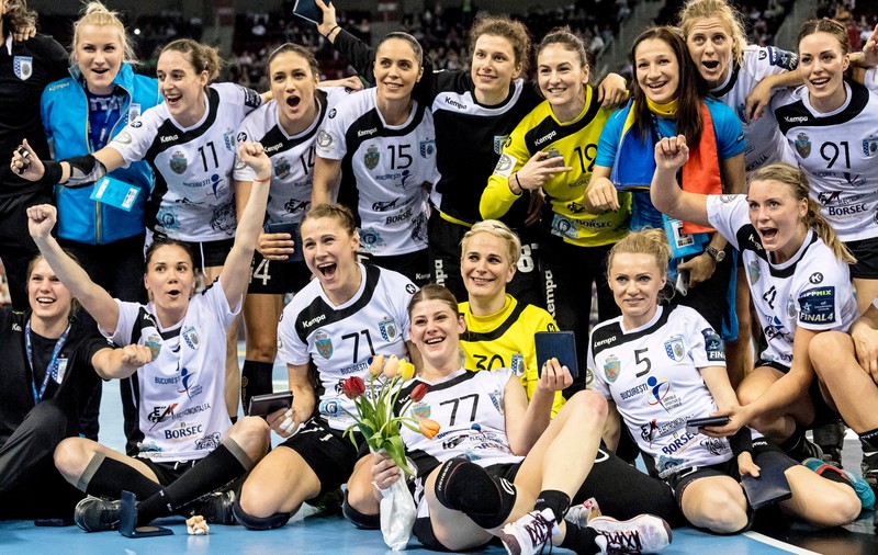 UPDATE: Gyorul lui Martin Ambros e campioană! Final Four Liga Campionilor, handbal feminin, finala mică: CSM București - Buducnost 26-20. Tigroaice de bronz! | FOTO&VIDEO